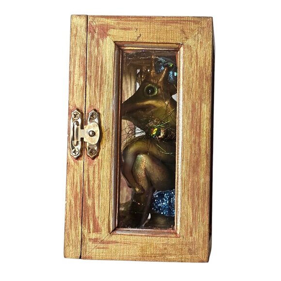 Prince Frog Shadowbox Resin Unique Gift Gold 3D Artisan Made Signed Mardi Gras - Picture 8 of 16